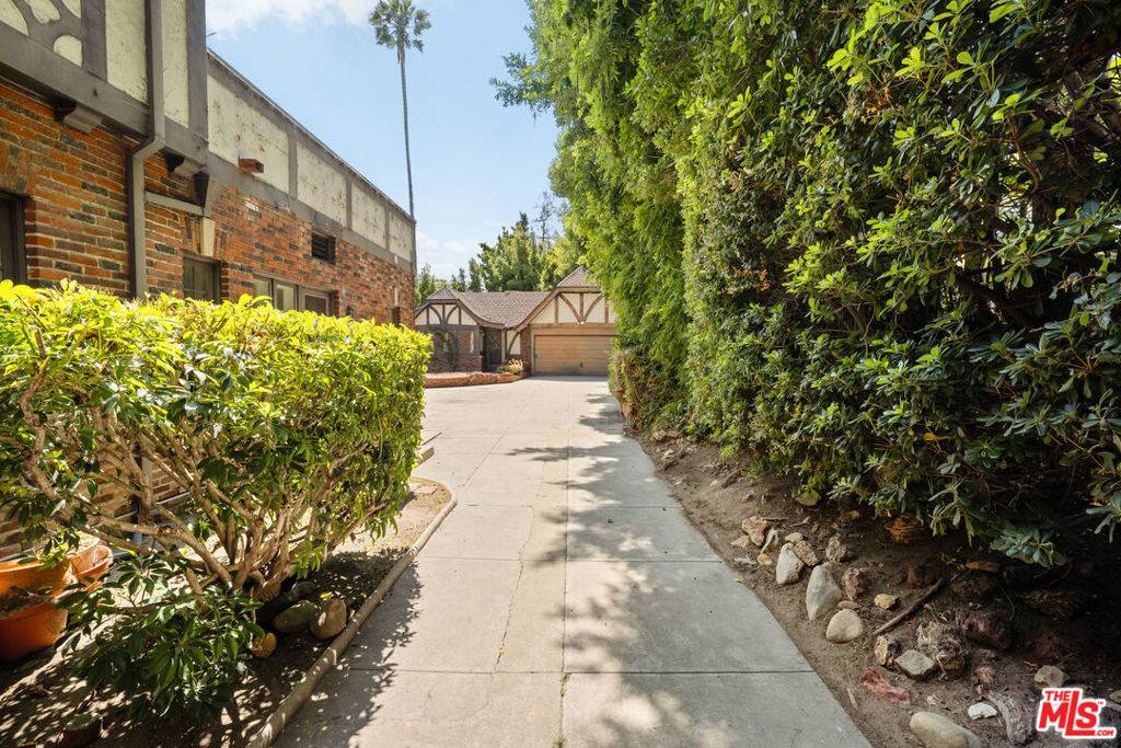 Los Angeles, CA 90020,443 S June ST