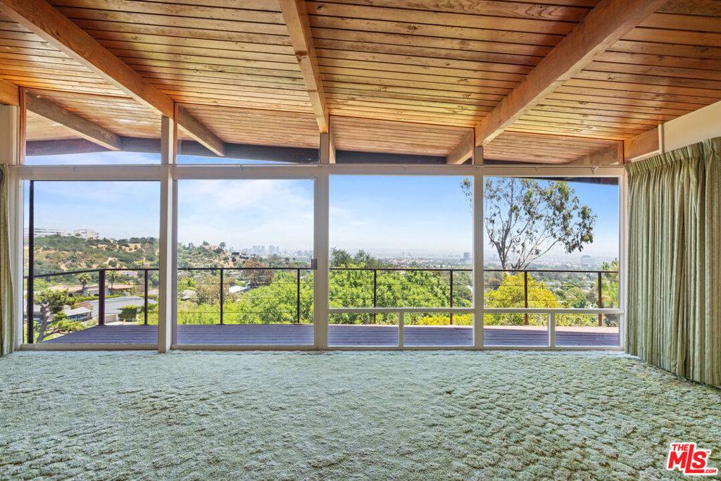 Los Angeles, CA 90049,924 Stonehill LN