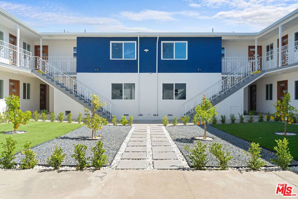 Los Angeles, CA 90049,420 S Sepulveda BLVD #4