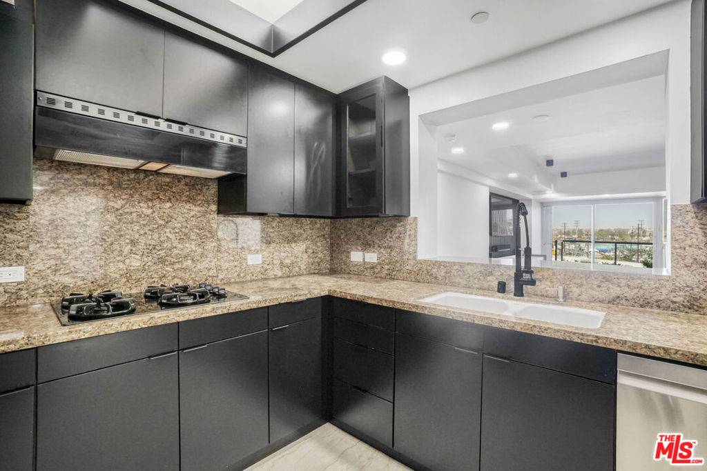 Marina Del Rey, CA 90292,13600 Marina Pointe DR #407