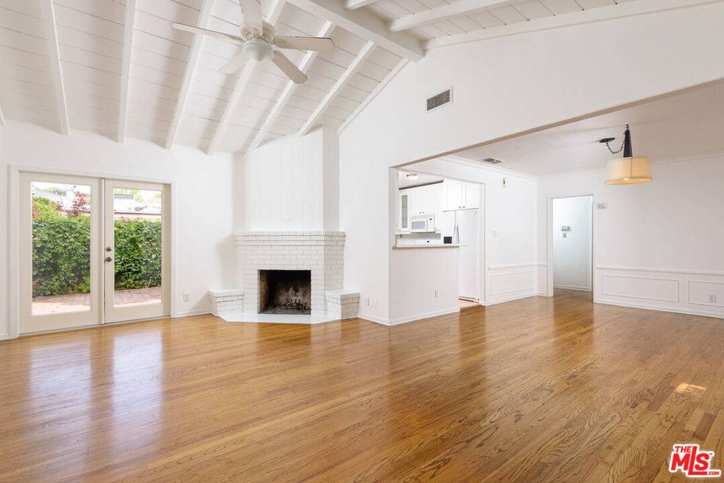 Los Angeles, CA 90049,11425 Burnham ST