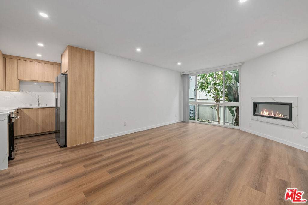 Los Angeles, CA 90068,2447 N Beachwood DR #2