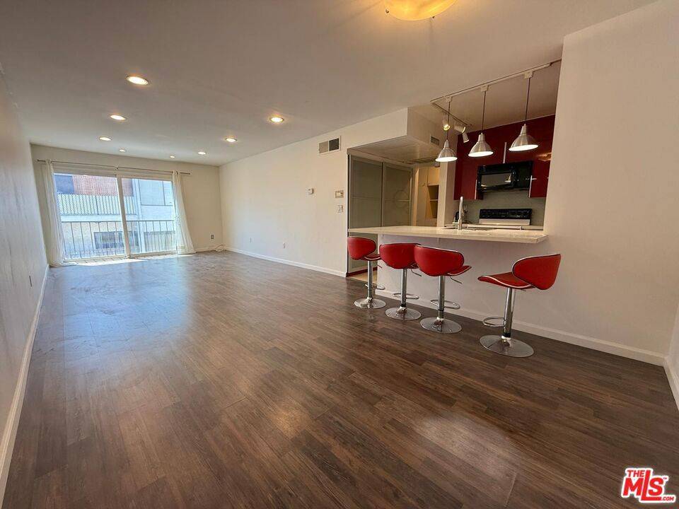 Valley Village, CA 91607,5257 Radford AVE #309