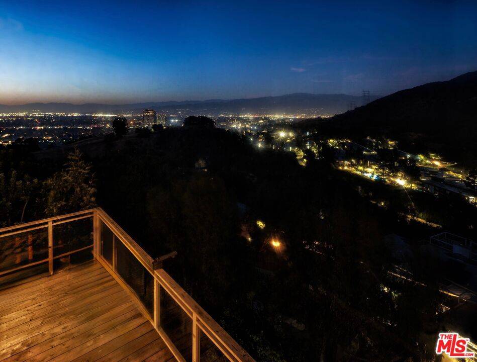 Los Angeles, CA 90068,3488 Troy DR