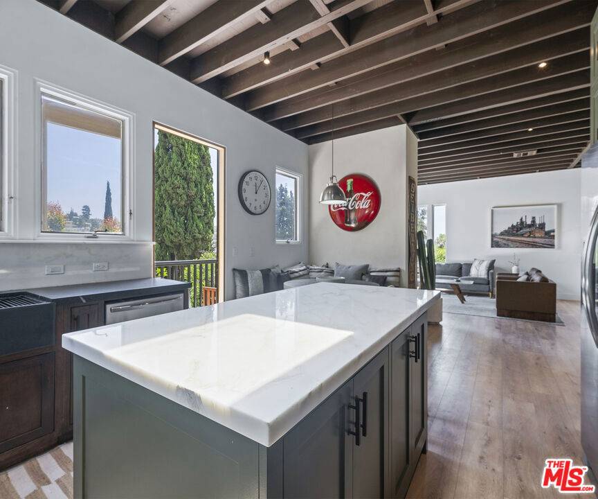 Los Angeles, CA 90068,2310 Vasanta WAY