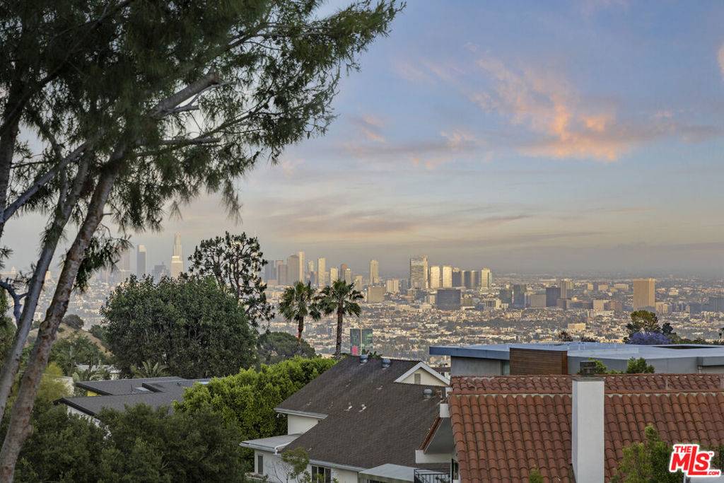 Los Angeles, CA 90068,2600 Carman Crest DR