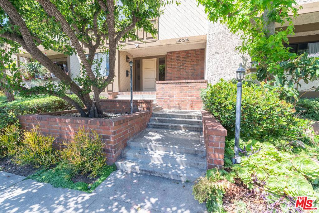 Los Angeles, CA 90025,1505 Purdue AVE #202