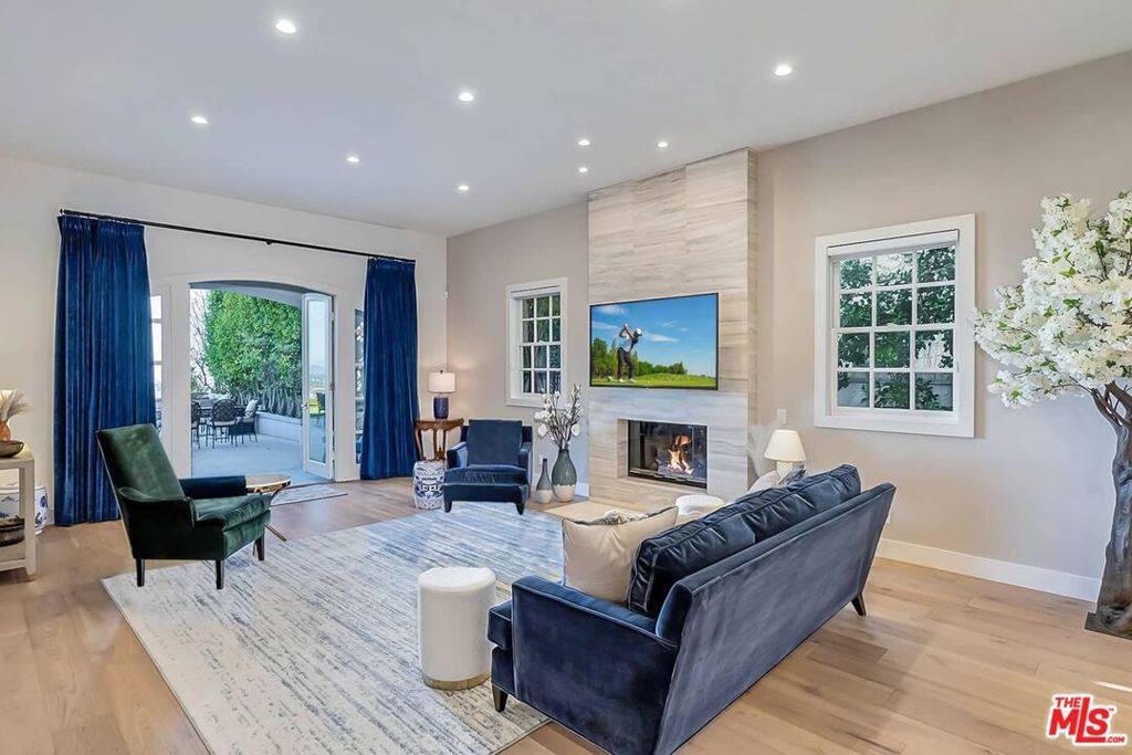 Los Angeles, CA 90049,2322 Canyonback RD