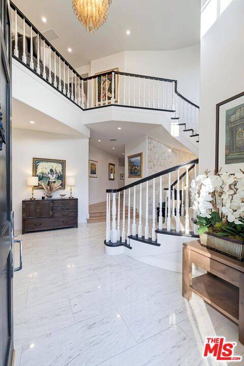 Los Angeles, CA 90049,2322 Canyonback RD
