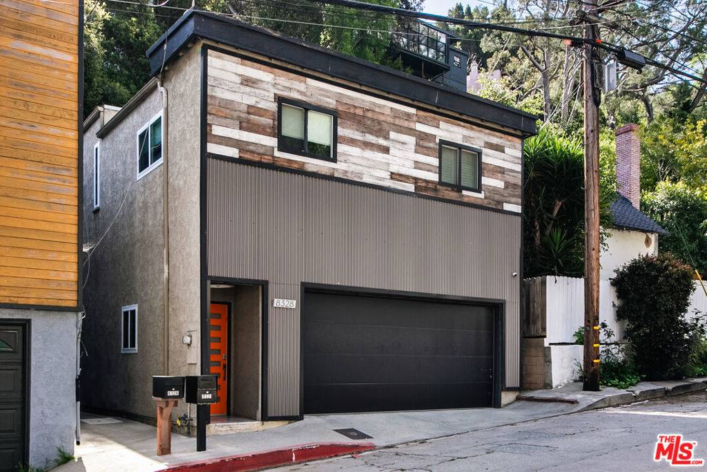 Los Angeles, CA 90046,8328 Kirkwood DR