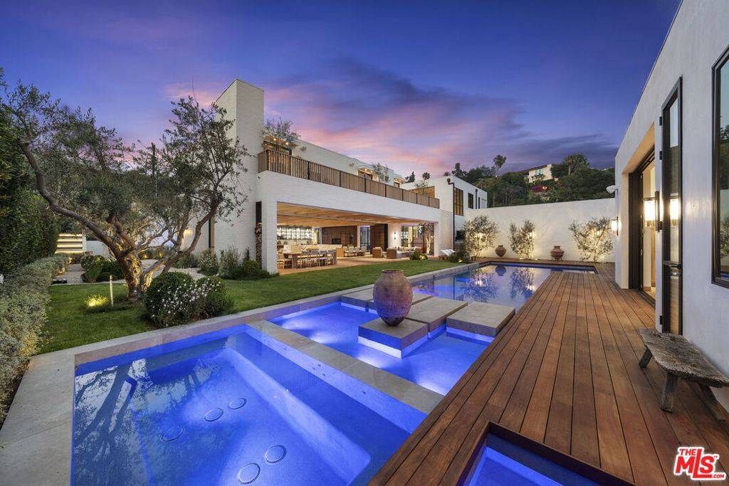 Los Angeles, CA 90069,1307 N Doheny DR