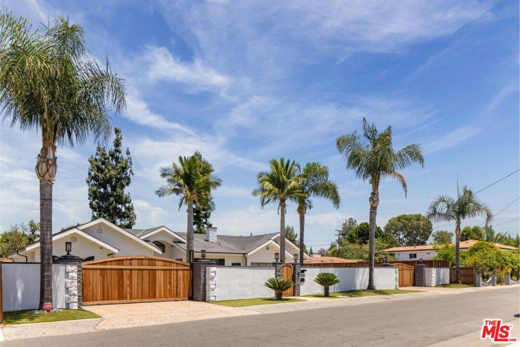 Woodland Hills, CA 91367,22623 Califa ST