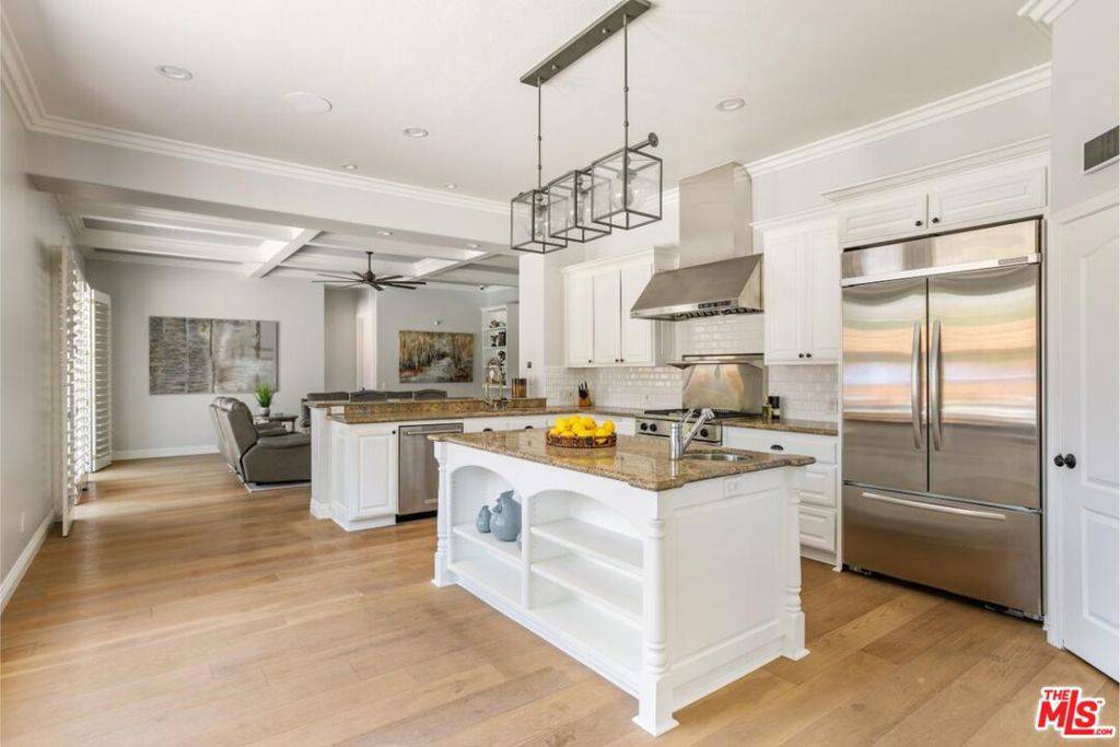Woodland Hills, CA 91367,22623 Califa ST
