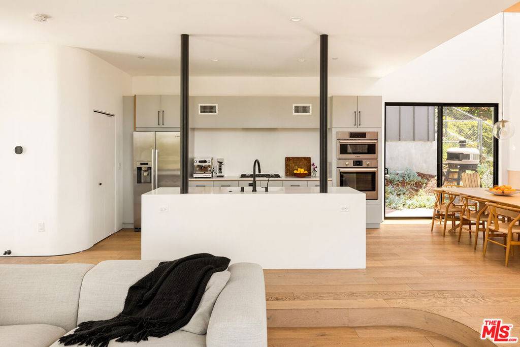 Los Angeles, CA 90039,2220 Electric ST
