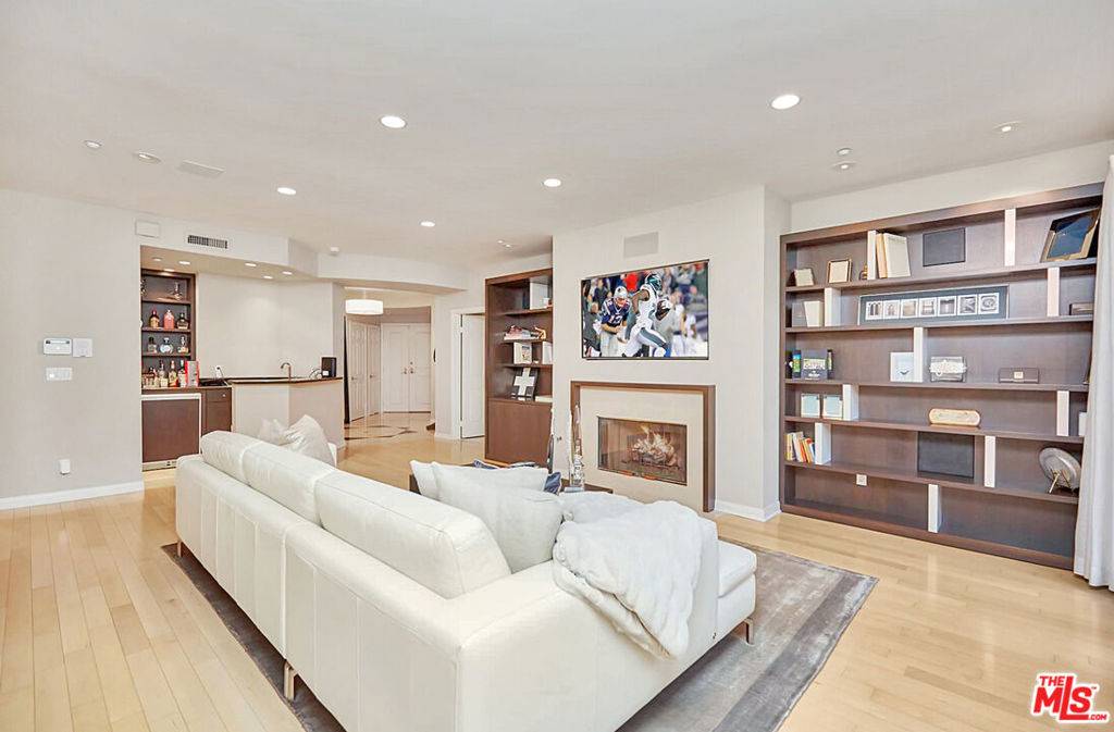 Beverly Hills, CA 90211,121 N Almont DR #103