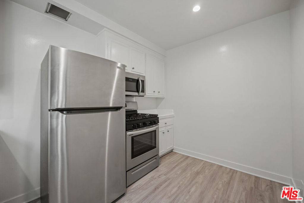 Los Angeles, CA 90049,605 S Barrington AVE #30
