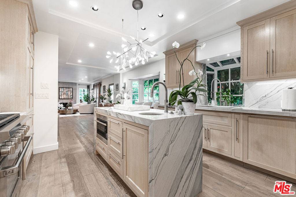 Beverly Hills, CA 90210,1438 San Ysidro DR