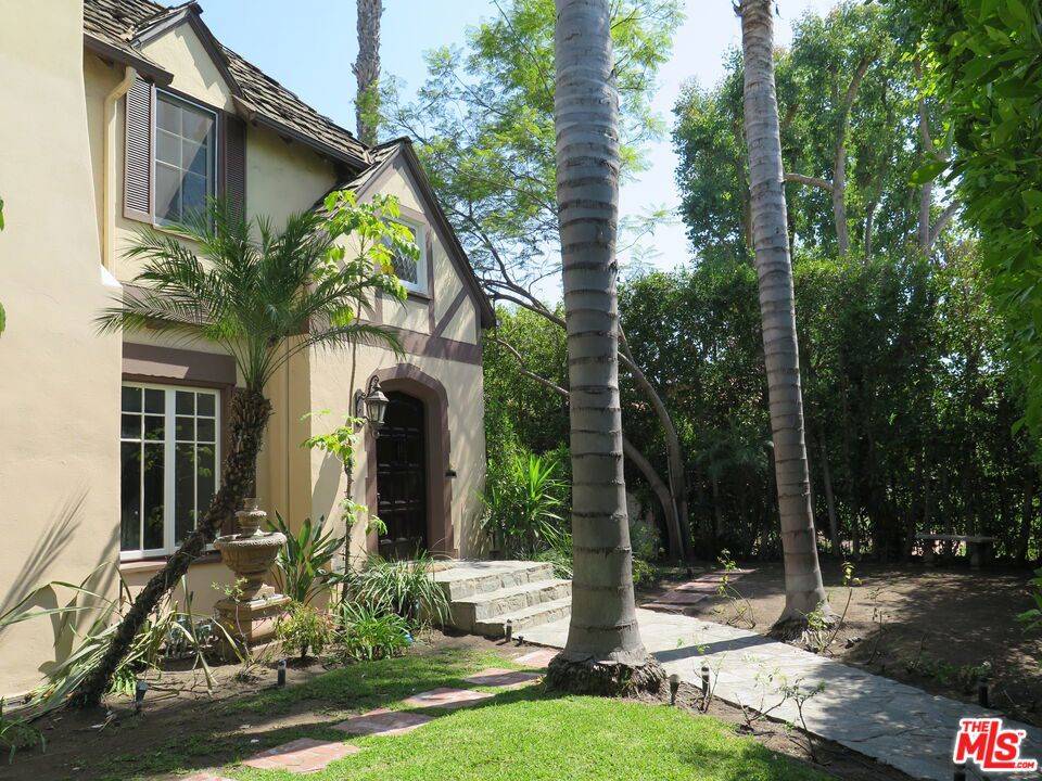 Los Angeles, CA 90036,802 S Cloverdale AVE