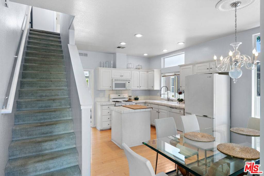 Topanga, CA 90290,166 COMANCHE