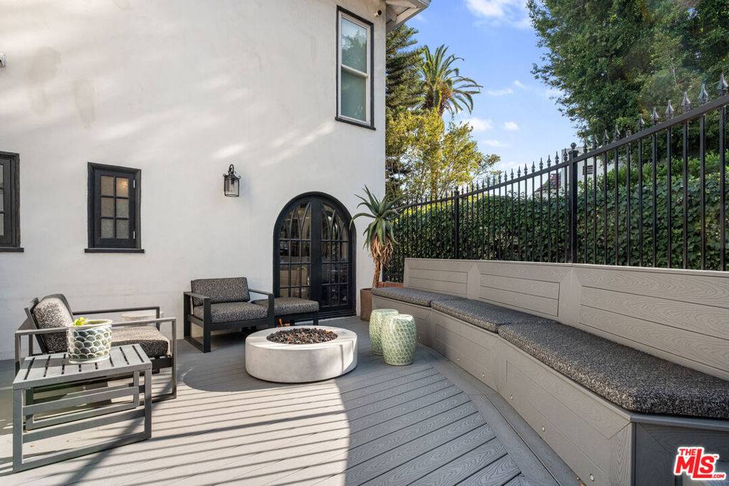 Los Angeles, CA 90068,6801 Iris CIR