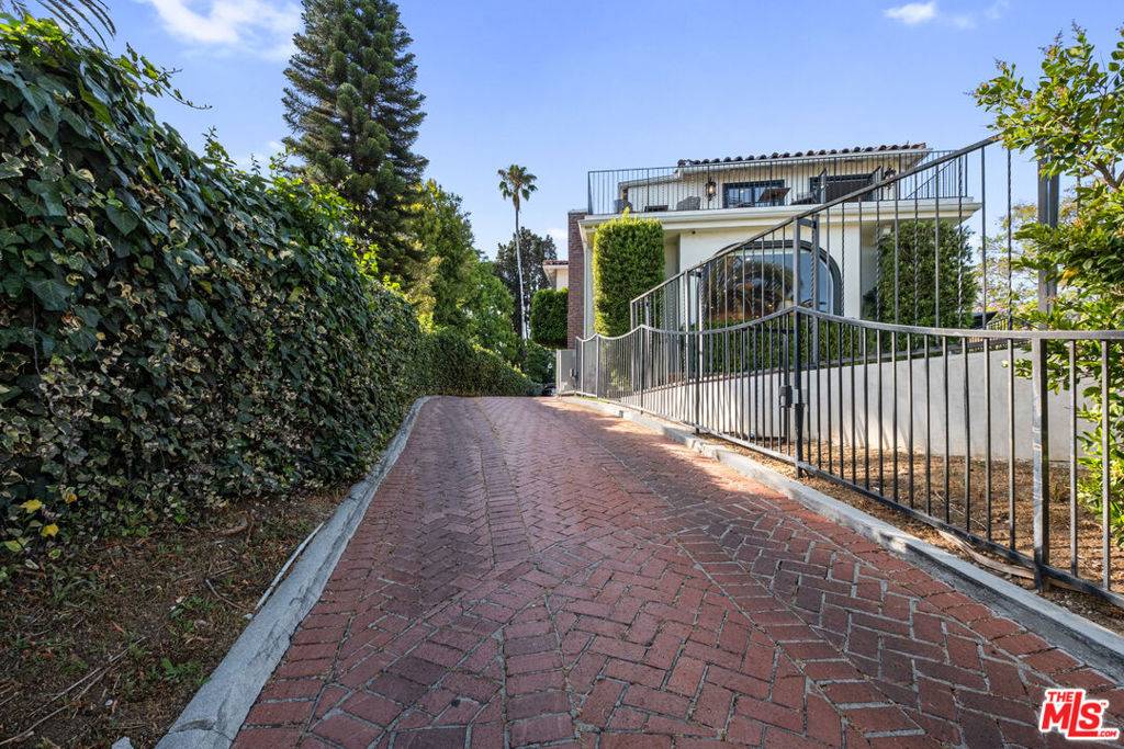 Los Angeles, CA 90068,6801 Iris CIR