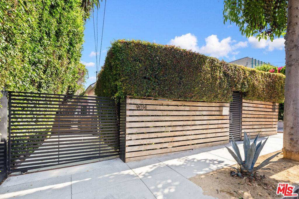West Hollywood, CA 90069,9014 Harratt ST