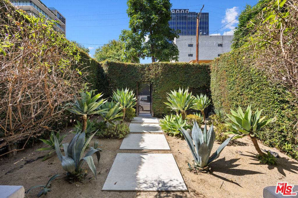 West Hollywood, CA 90069,9014 Harratt ST
