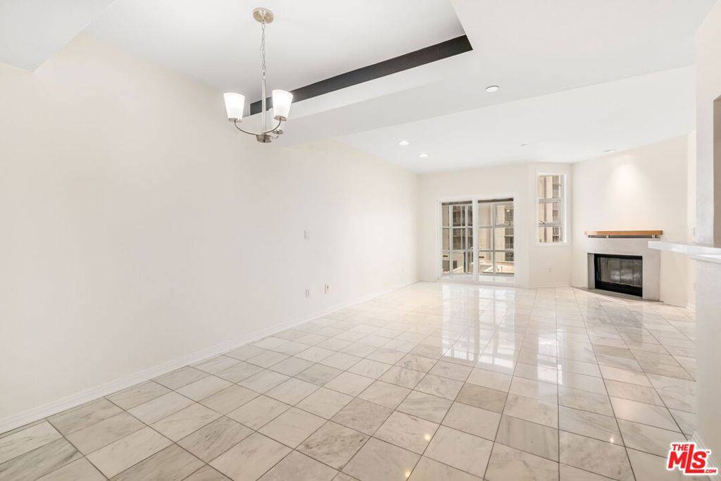 Los Angeles, CA 90049,171 N Church LN #619