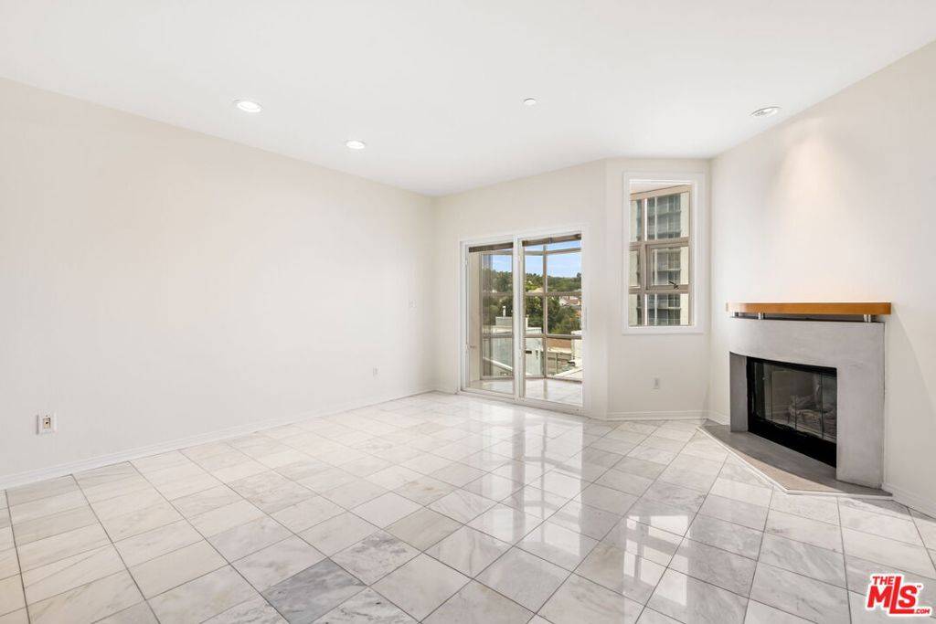 Los Angeles, CA 90049,171 N Church LN #619