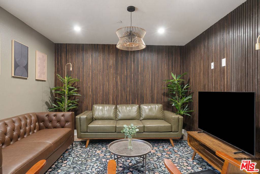 Los Angeles, CA 90027,1341 N Mariposa AVE