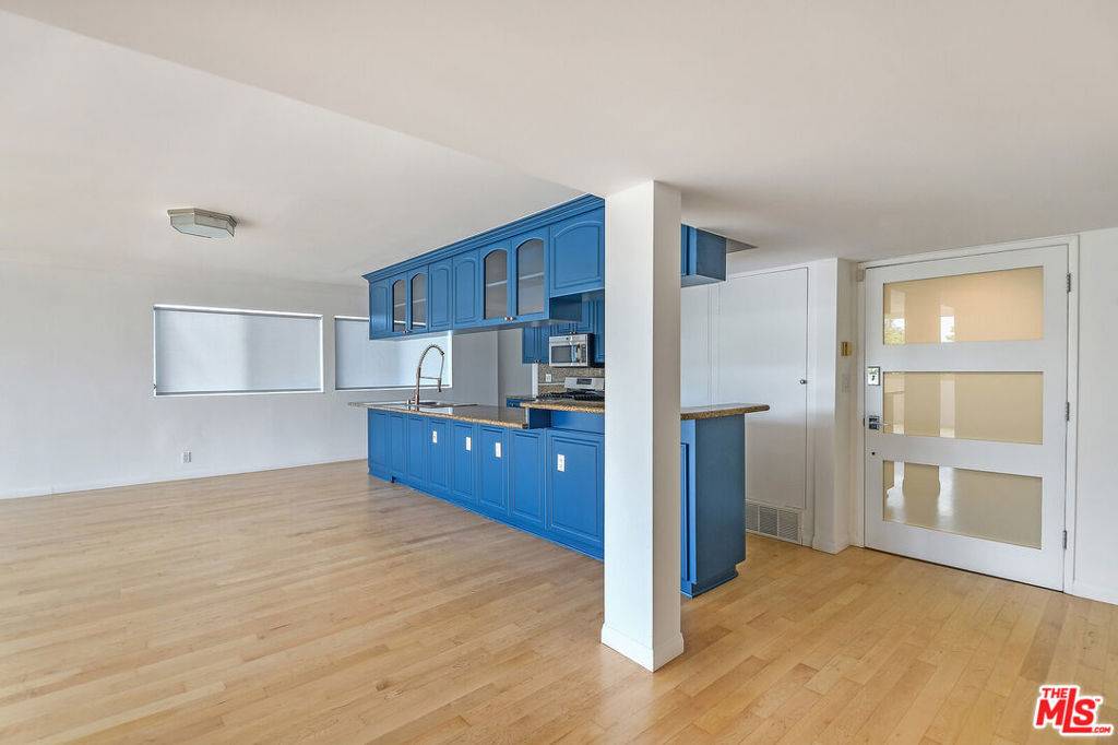 Beverly Hills, CA 90212,440 S Roxbury DR #302