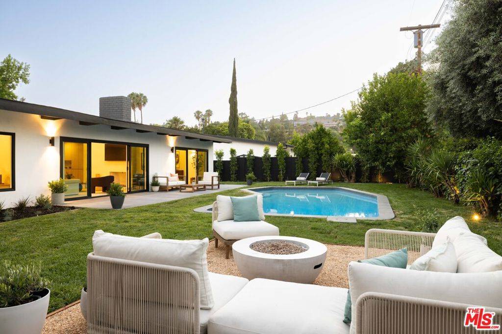 Woodland Hills, CA 91367,24211 Caris ST