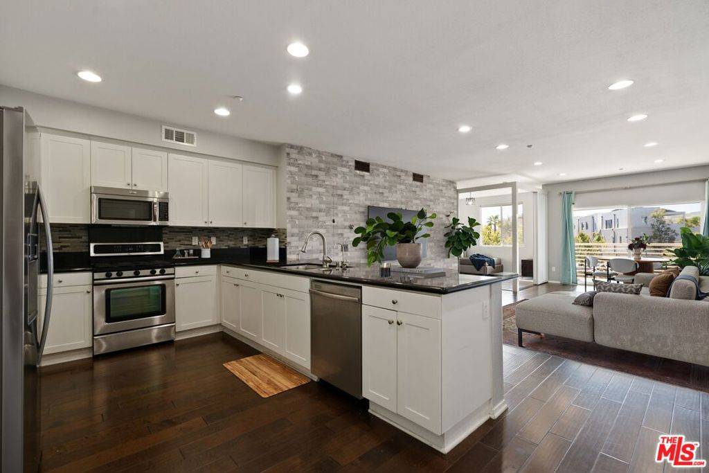 Hawthorne, CA 90250,13126 Union AVE #203
