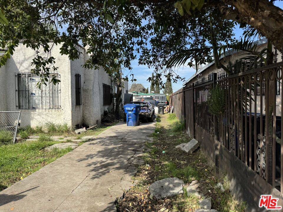 Los Angeles, CA 90059,1649 E 115th ST