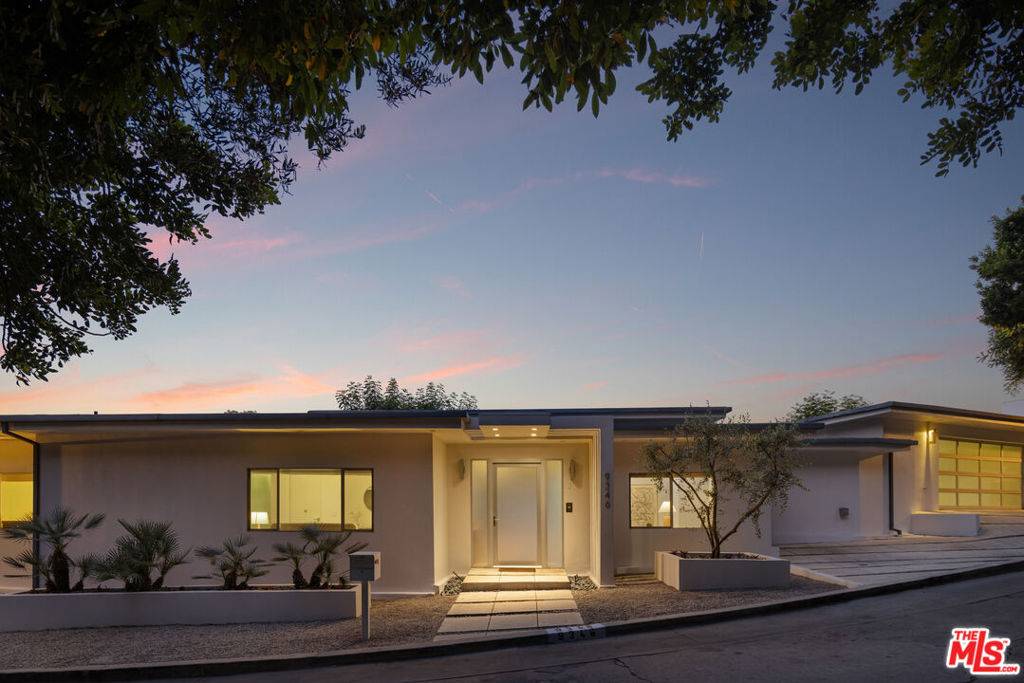 Beverly Hills, CA 90210,9346 Readcrest DR
