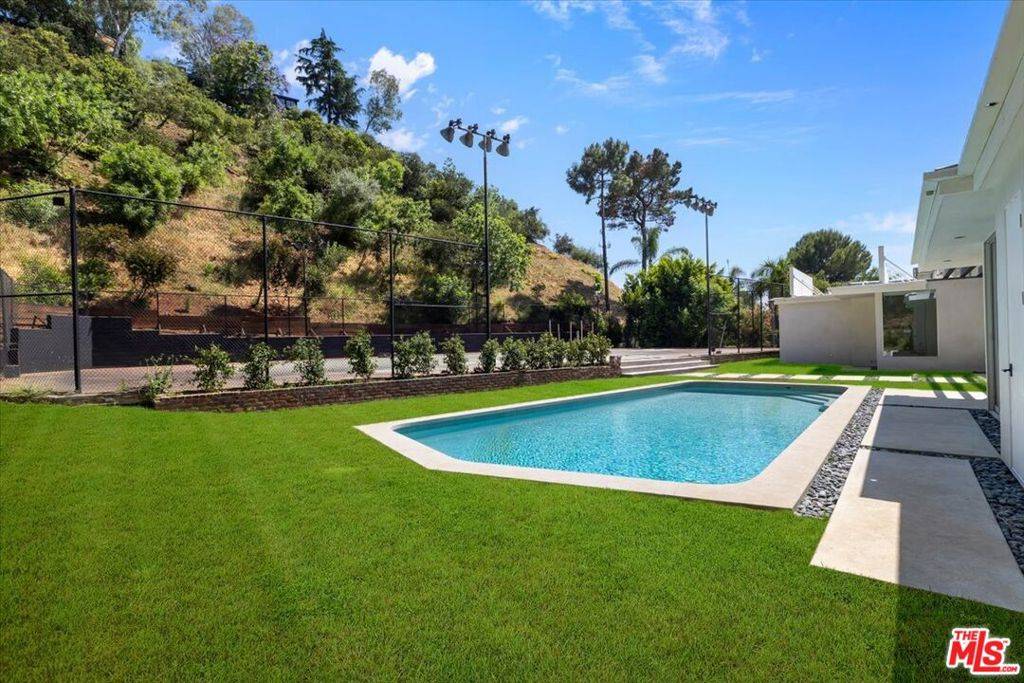 Beverly Hills, CA 90210,1836 Loma Vista DR