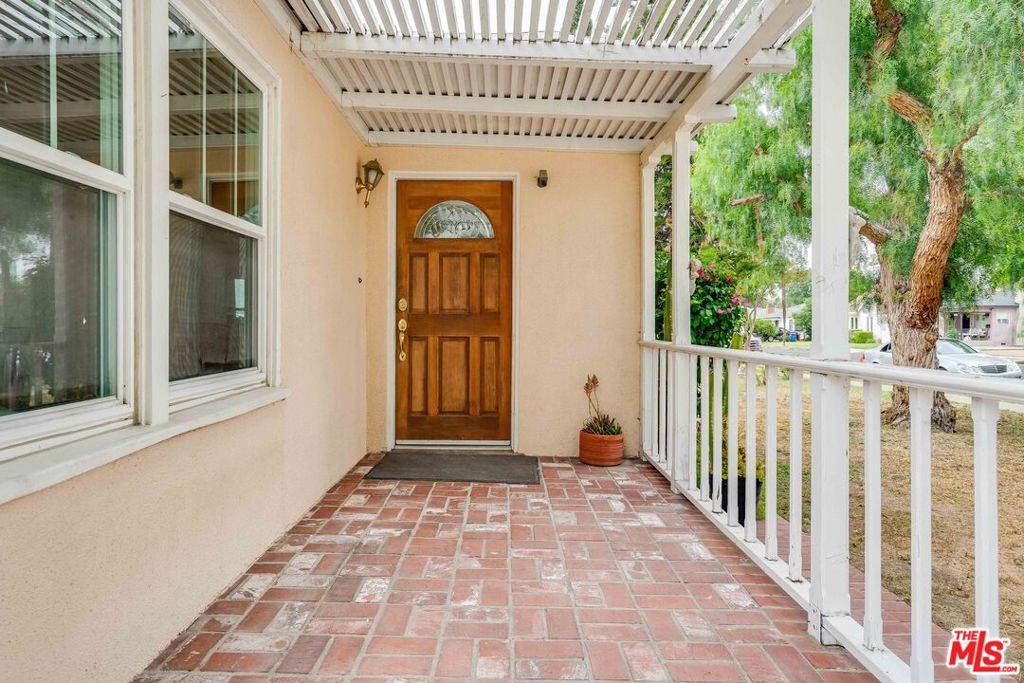 Van Nuys, CA 91405,6722 Katherine AVE