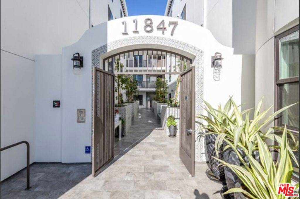 Los Angeles, CA 90049,11847 Kiowa #207