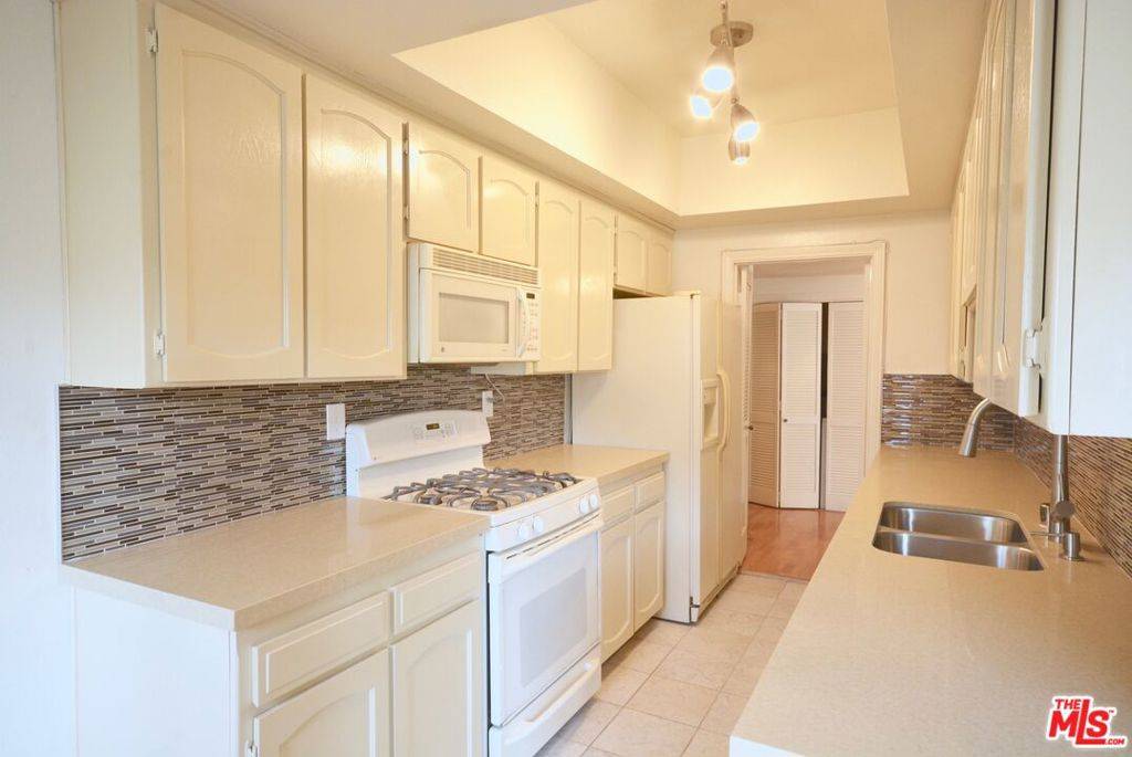 Los Angeles, CA 90049,11737 Darlington AVE #205