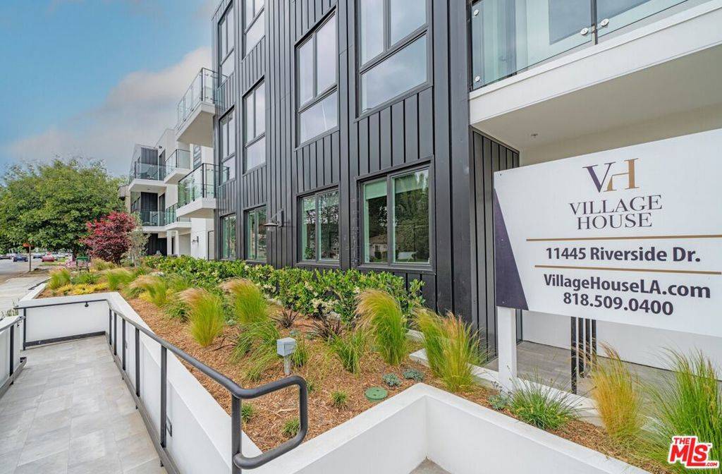 North Hollywood, CA 91602,11445 RIVERSIDE DR #106