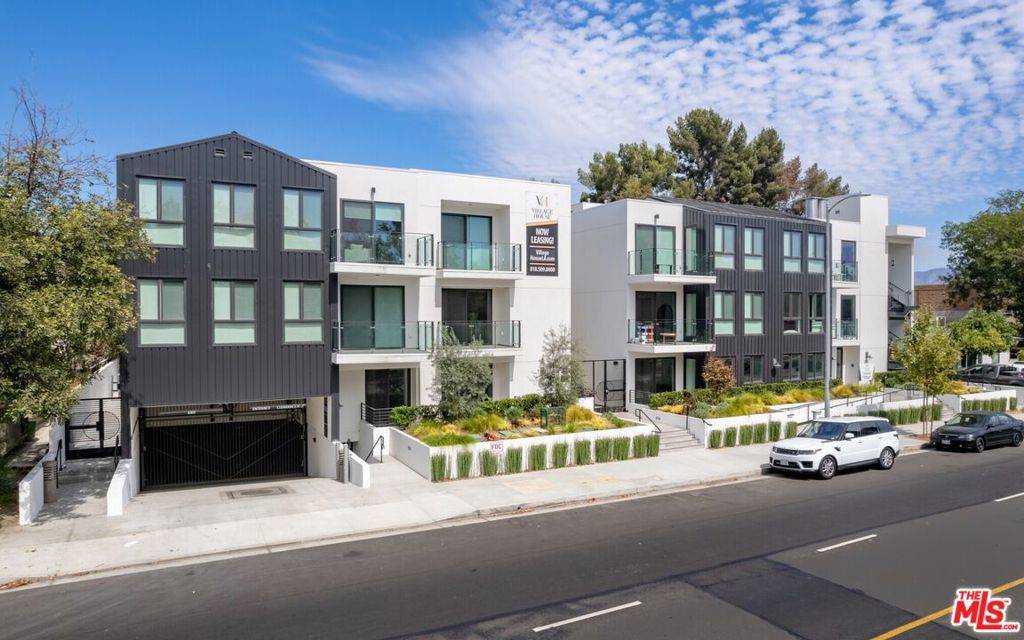 North Hollywood, CA 91602,11445 RIVERSIDE DR #106