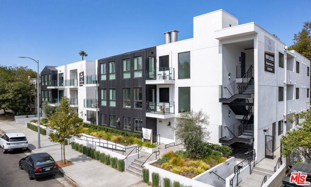 North Hollywood, CA 91602,11445 RIVERSIDE DR #106