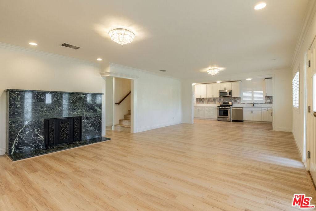 Los Angeles, CA 90036,445 S Mansfield AVE