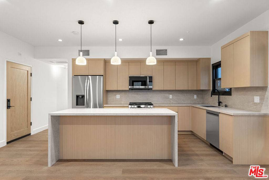 Beverly Hills, CA 90212,132 S Oakhurst DR #4