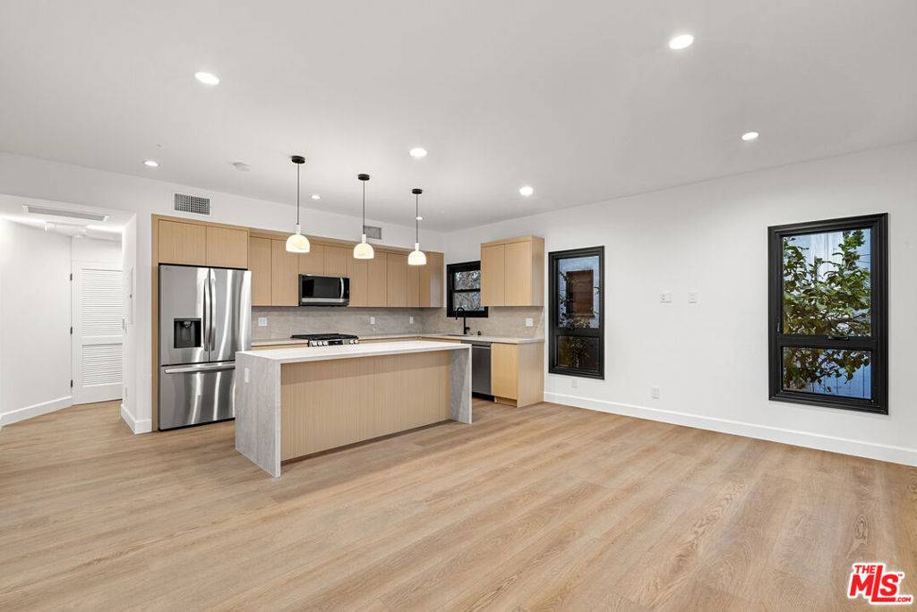 Beverly Hills, CA 90212,132 S Oakhurst DR #4