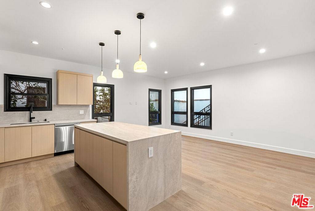 Beverly Hills, CA 90212,132 S Oakhurst DR #4