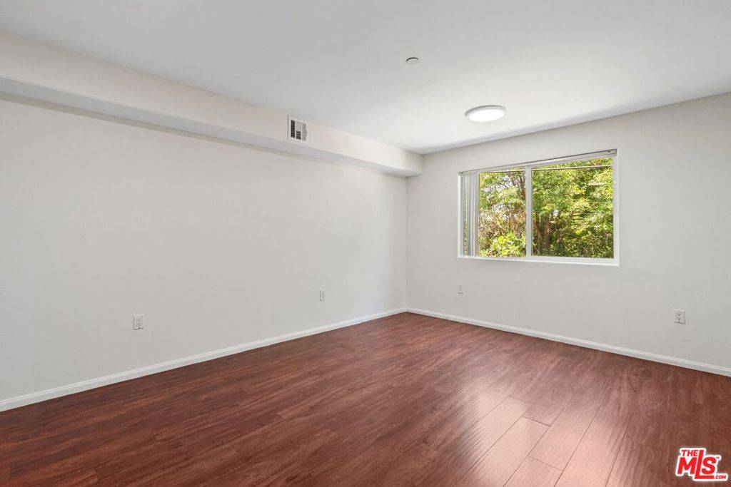 Van Nuys, CA 91406,15939 Victory BLVD #104