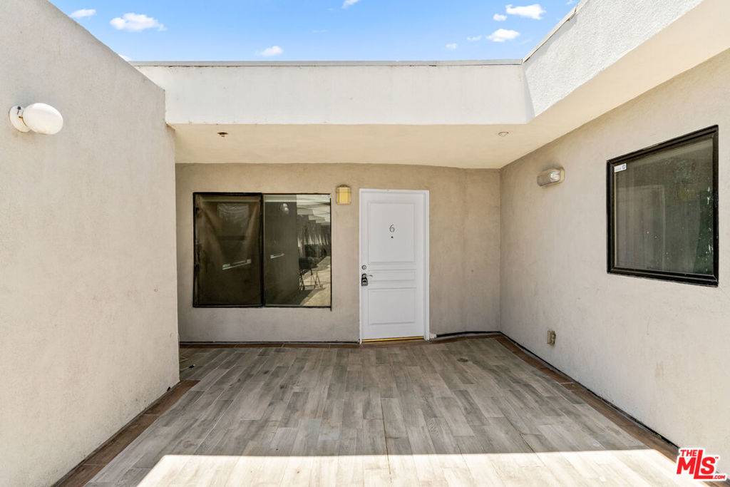 Reseda, CA 91335,6815 BAIRD AVE #6