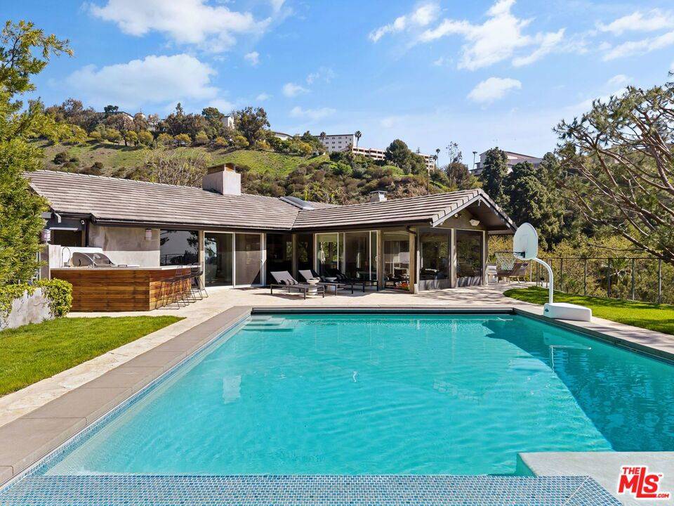 Los Angeles, CA 90049,1255 N Bundy DR