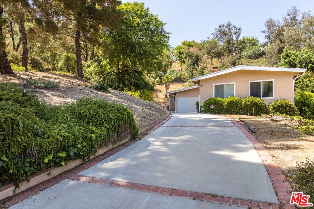 Woodland Hills, CA 91364,22297 Buena Ventura ST